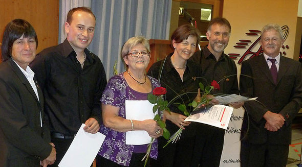 Im Namen des Deutschen Harmonikaverbandes ehrte Charlotte Eckmann Michael Behringer, Ulla Krämer sowie Lioba und Karl-Heinz Riesterer (von links); der Vereinsvorsitzende Trudpert Beckert (ganz rechts) schloss sich den Glückwünschen an. Foto: Eberhard Gross