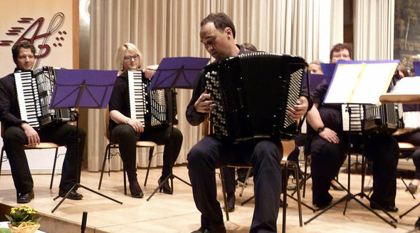 Sergej Gerasimov begeisterte mit seinem Soloauftritt die Zuhörer des Jahreskonzerts der Akkordeongruppe Münstertal. Foto: Eberhard Gross